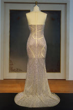 Robe de bal longue sirène à encolure illusion et fente avant ornée de sequins