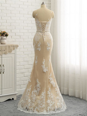 Robe de mariée sirène longue en tulle et dentelle, col bijou et traîne chapelle