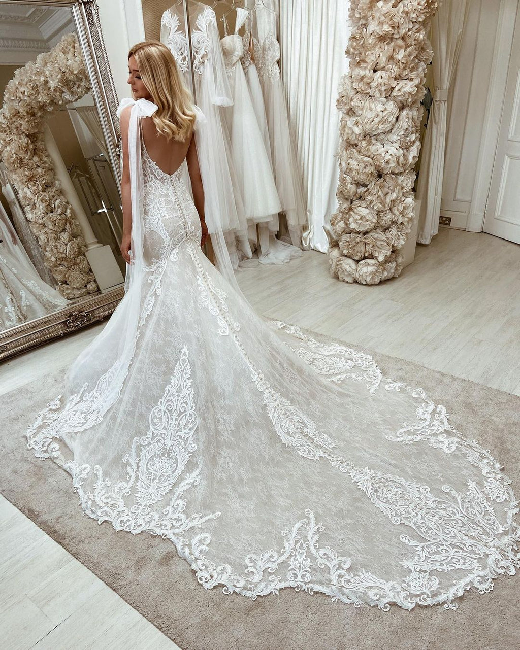 Vestido de novia largo de sirena con encaje, escote corazón, espalda descubierta y cola de barrido.