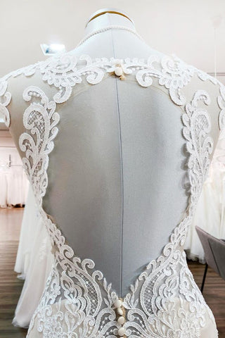 Vestido de novia largo de sirena con escote corazón, espalda descubierta y apliques de encaje.