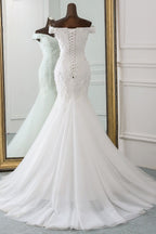 Vestido de novia largo de sirena con hombros descubiertos, encaje y apliques, estilo sirena.