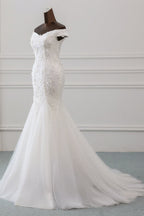 Vestido de novia largo de sirena con hombros descubiertos, encaje y apliques, estilo sirena.