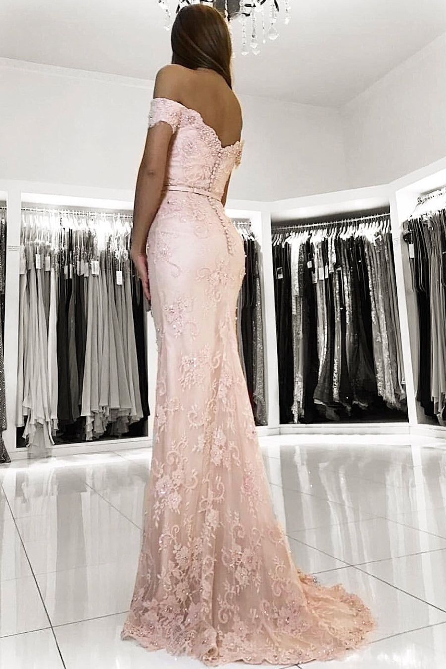 Vestido largo de sirena con hombros descubiertos, espalda descubierta y apliques de encaje para baile de graduación