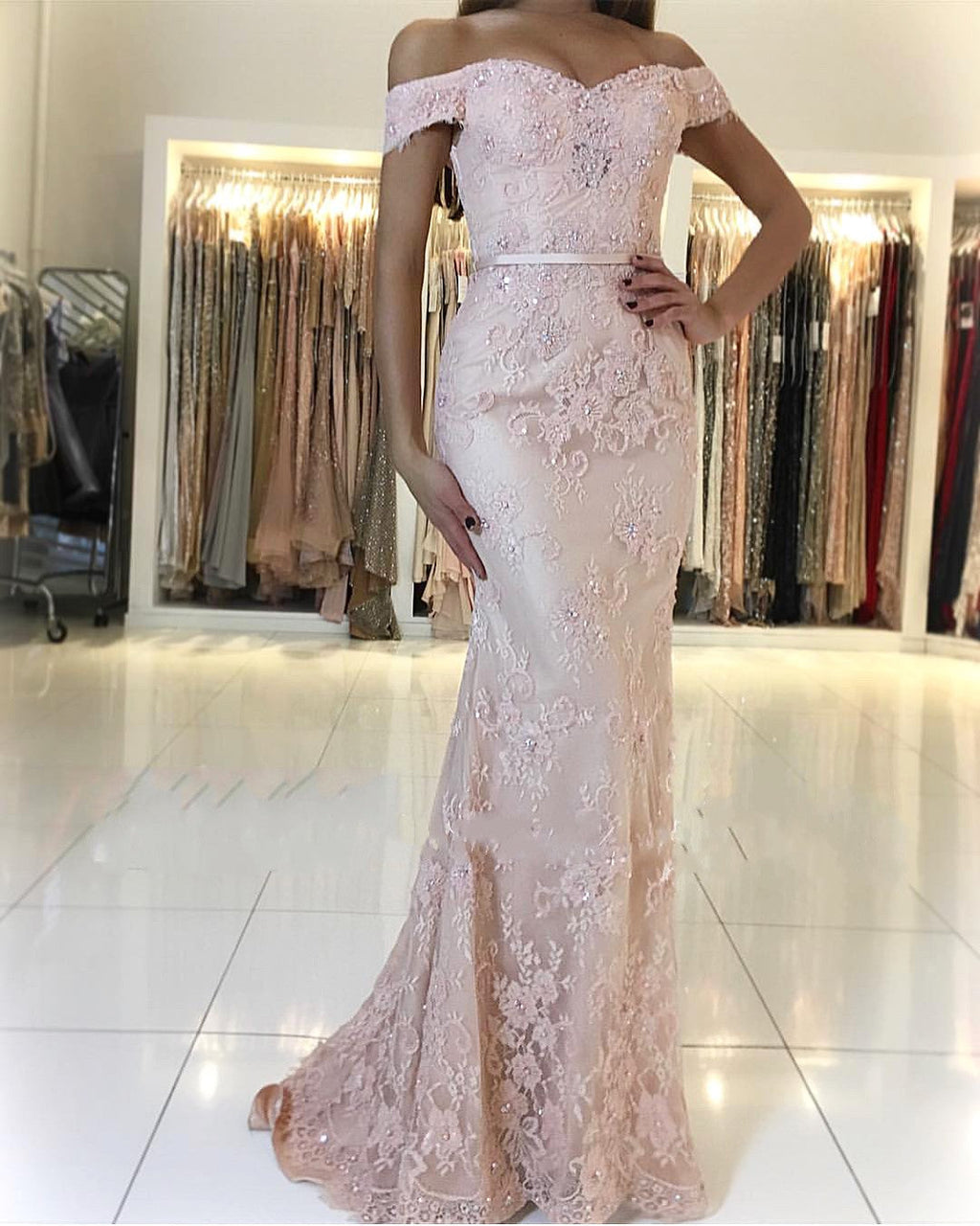 Vestido largo de sirena con hombros descubiertos, espalda descubierta y apliques de encaje para baile de graduación