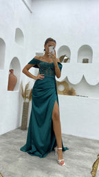 Vestido largo de sirena con hombros descubiertos, satén con cuentas y abertura.