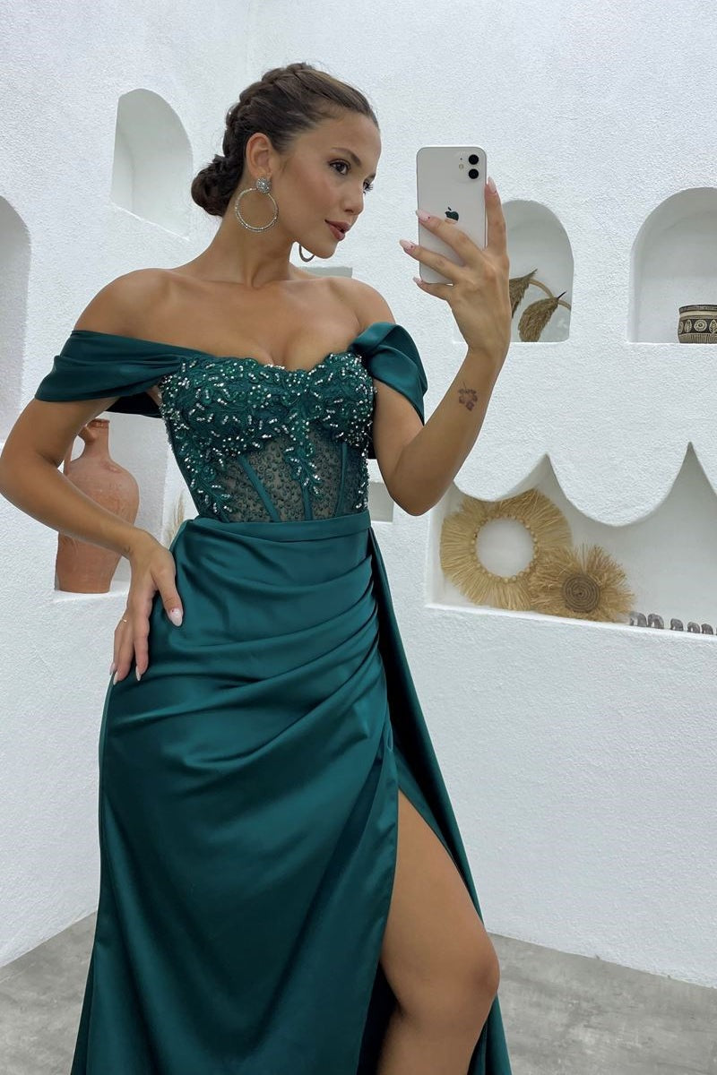 Vestido largo de sirena con hombros descubiertos, satén con cuentas y abertura.
