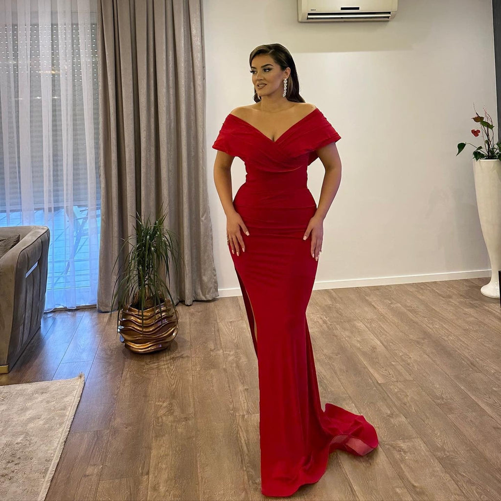 Vestido largo de sirena rojo satinado con hombros descubiertos y abertura para baile de graduación.