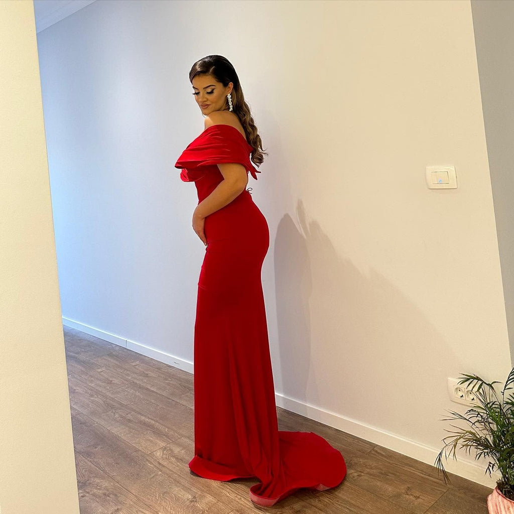 Vestido largo de sirena rojo satinado con hombros descubiertos y abertura para baile de graduación.