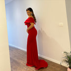 Vestido largo de sirena rojo satinado con hombros descubiertos y abertura para baile de graduación.
