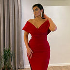 Vestido largo de sirena rojo satinado con hombros descubiertos y abertura para baile de graduación.