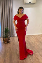 Vestido largo de sirena rojo satinado con hombros descubiertos y abertura para baile de graduación.
