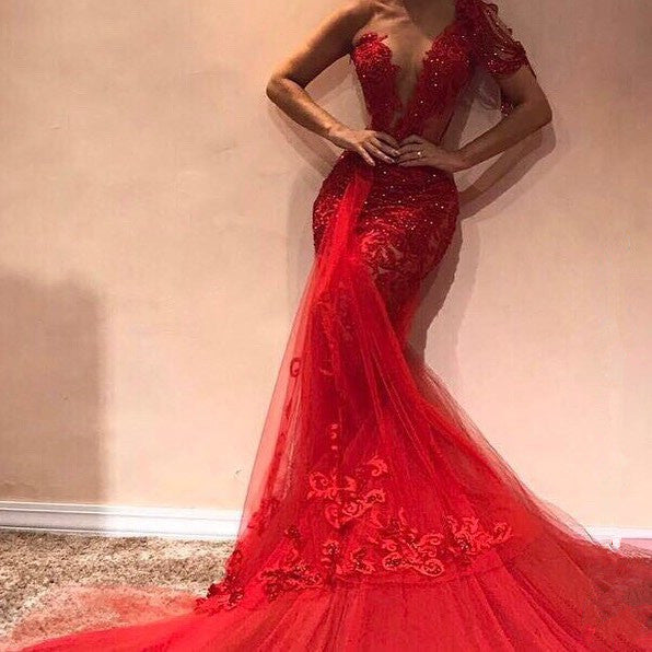 Vestido largo de sirena rojo de un solo hombro con apliques de encaje y tul