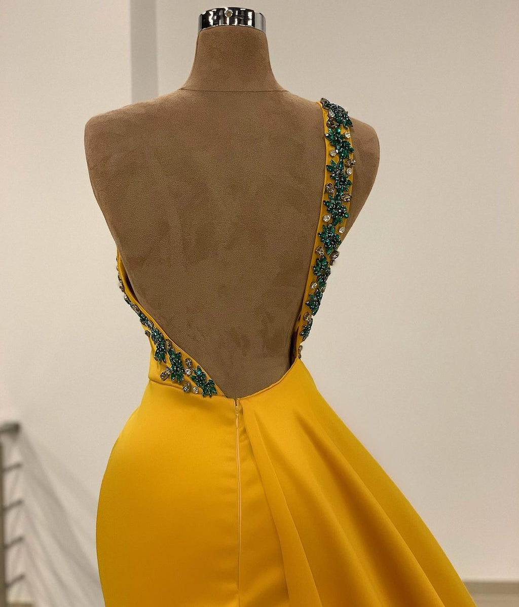Robe de bal longue sirène asymétrique dos nu ornée de perles et fendue.
