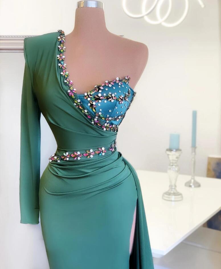 Robe de bal longue sirène asymétrique à une épaule et fente sur le devant avec manches