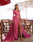 Robe de bal longue sirène asymétrique à une épaule et fente sur le devant avec manches