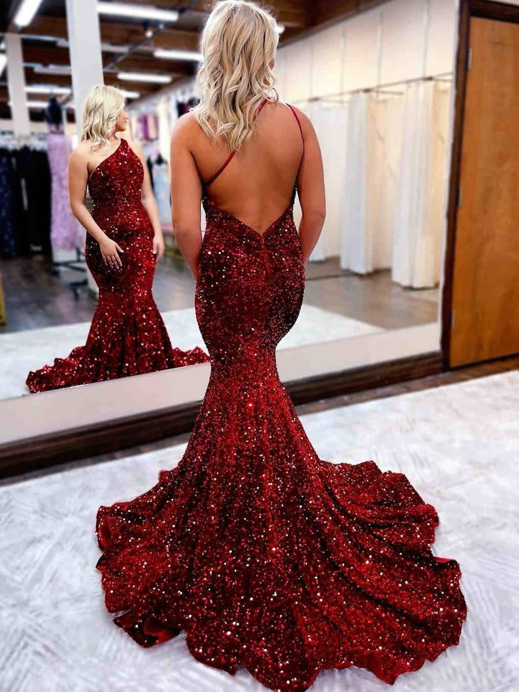 Vestido de fiesta largo de sirena con un solo hombro, espalda descubierta y lentejuelas, color burdeos, ideal para ocasiones formales.