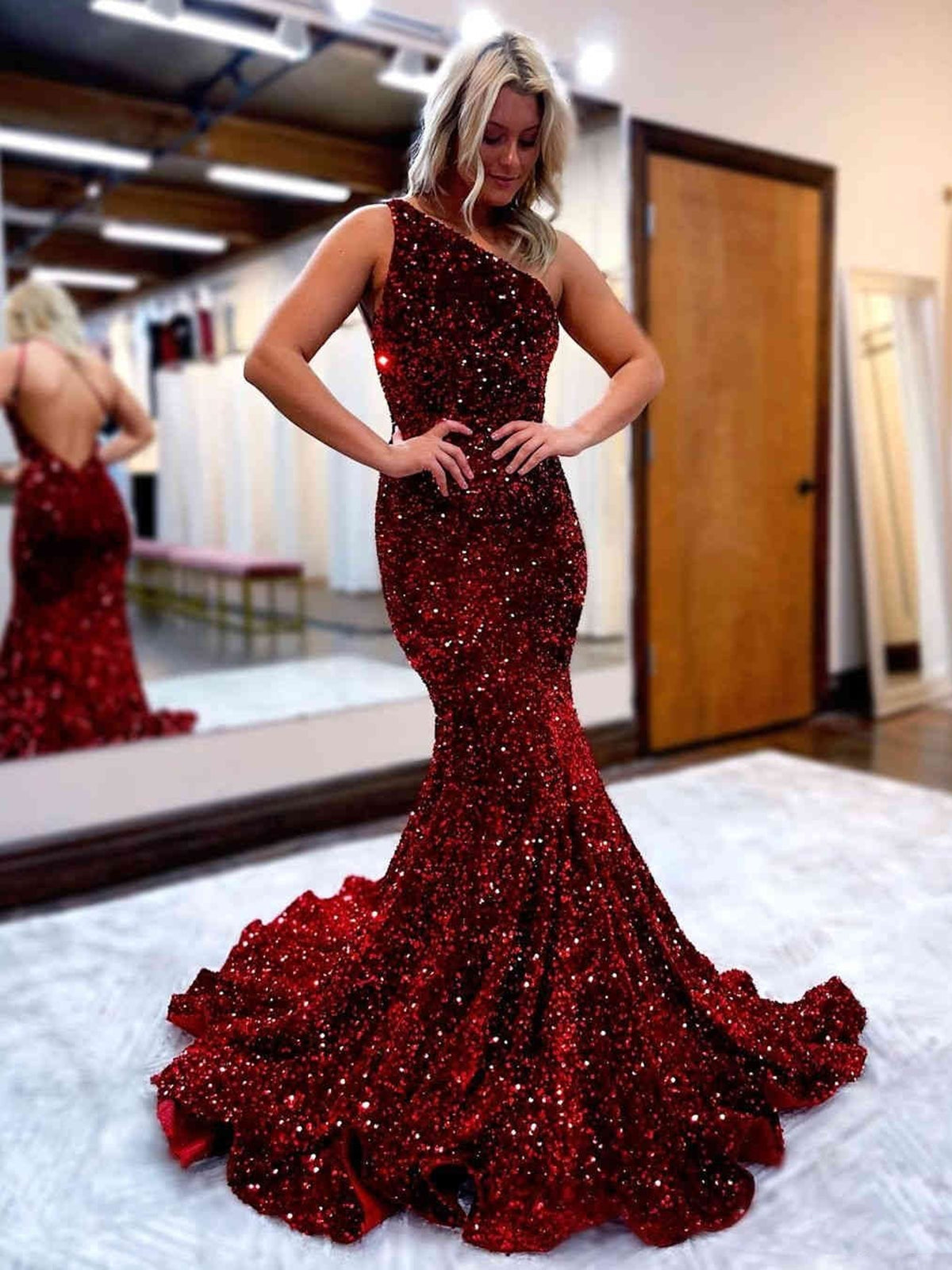 Vestido de fiesta largo de sirena con un solo hombro, espalda descubierta y lentejuelas, color burdeos, ideal para ocasiones formales.