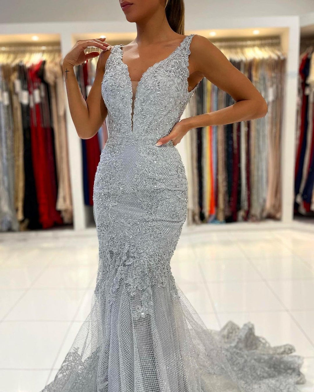 Robe de bal sirène longue en tulle et dentelle, dos nu et décolleté en V