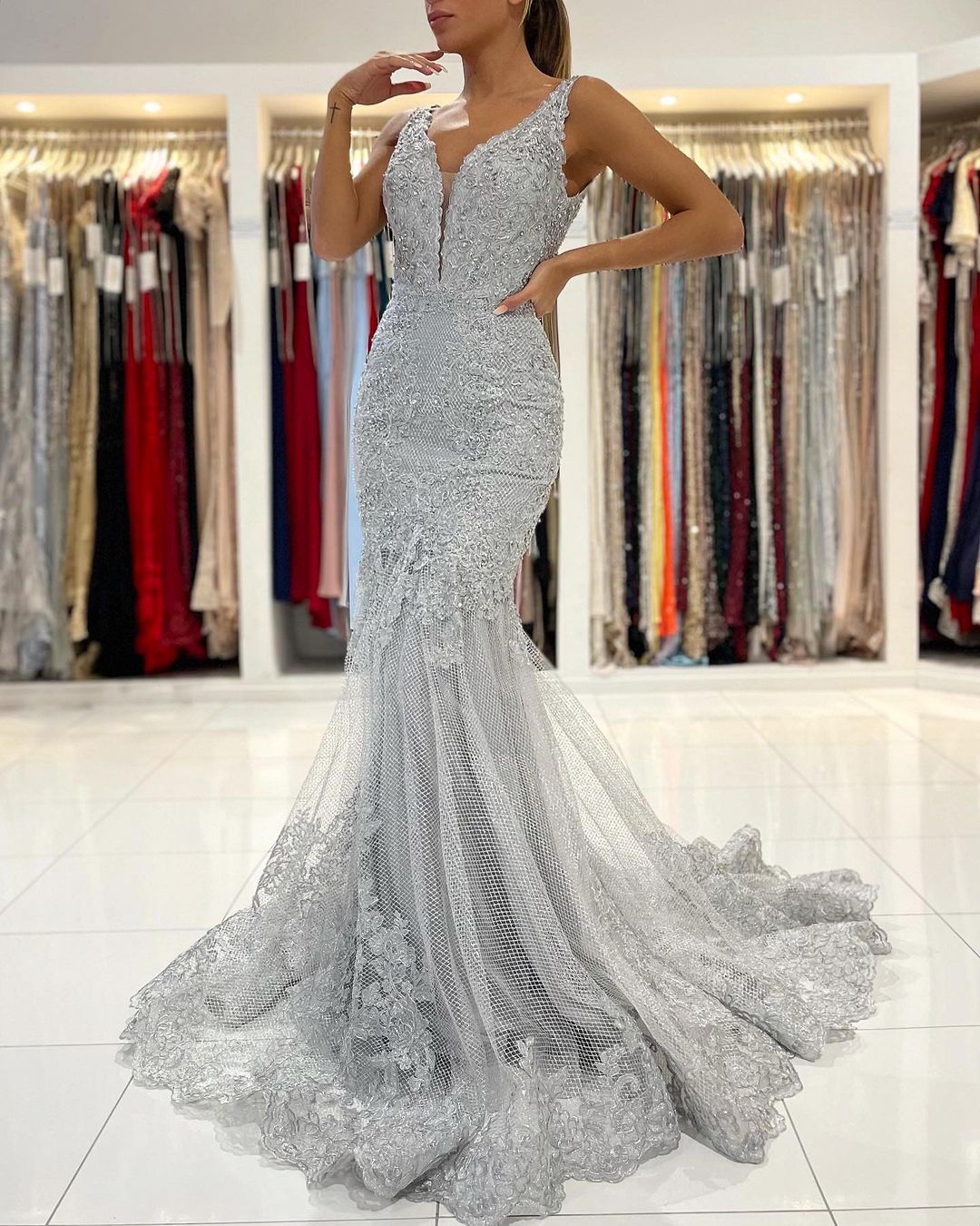 Robe de bal sirène longue en tulle et dentelle, dos nu et décolleté en V