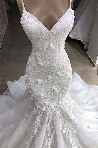 Vestido de novia largo de sirena con tirantes finos y apliques de encaje