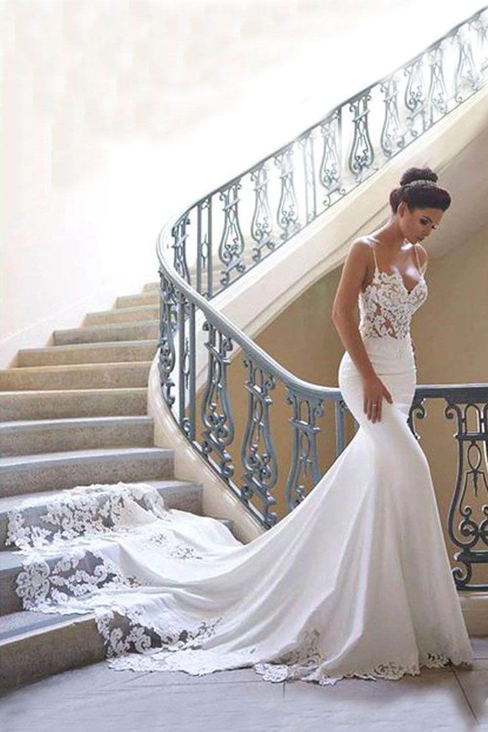 Robe de mariée sirène longue à bretelles spaghetti et dos nu en dentelle