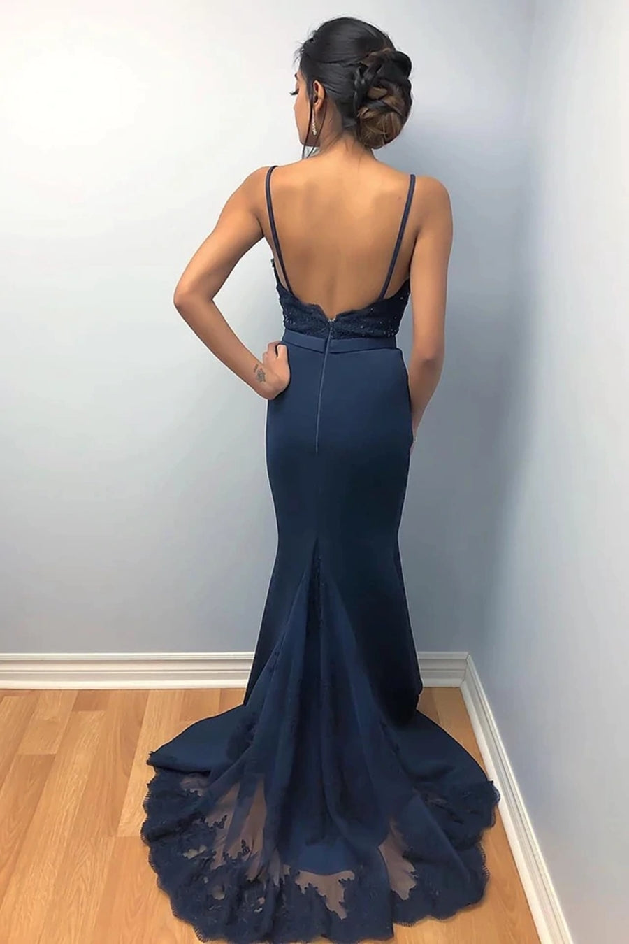 Robe de soirée longue sirène à bretelles spaghetti et dos nu en dentelle perlée