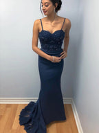 Robe de soirée longue sirène à bretelles spaghetti et dos nu en dentelle perlée