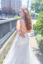 Vestido de novia largo de sirena con tirantes finos, escote corazón, apliques de encaje y espalda descubierta