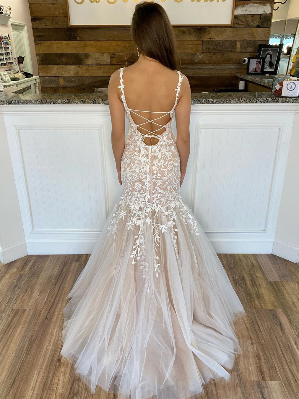 Robe de bal longue sirène à fines bretelles en tulle et dentelle dos nu