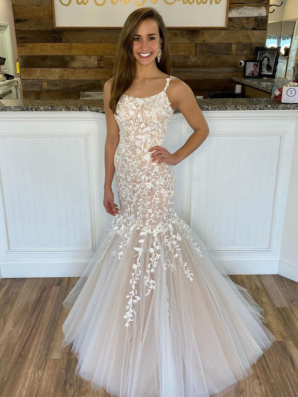 Robe de bal longue sirène à fines bretelles en tulle et dentelle dos nu