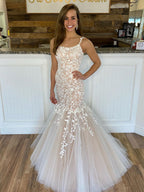 Robe de bal longue sirène à fines bretelles en tulle et dentelle dos nu