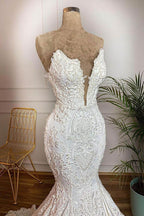 Robe de mariée sirène longue sans bretelles en satin et dentelle ornée d'appliques
