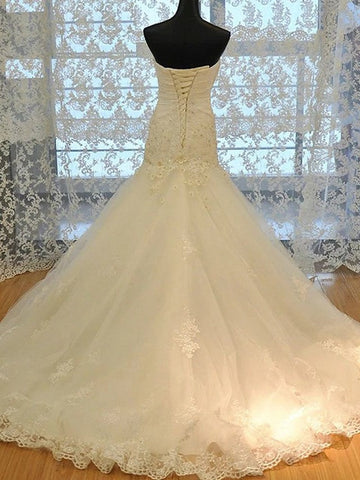 Vestidos de novia largos de sirena sin tirantes con cola de corte, de encaje y organza.