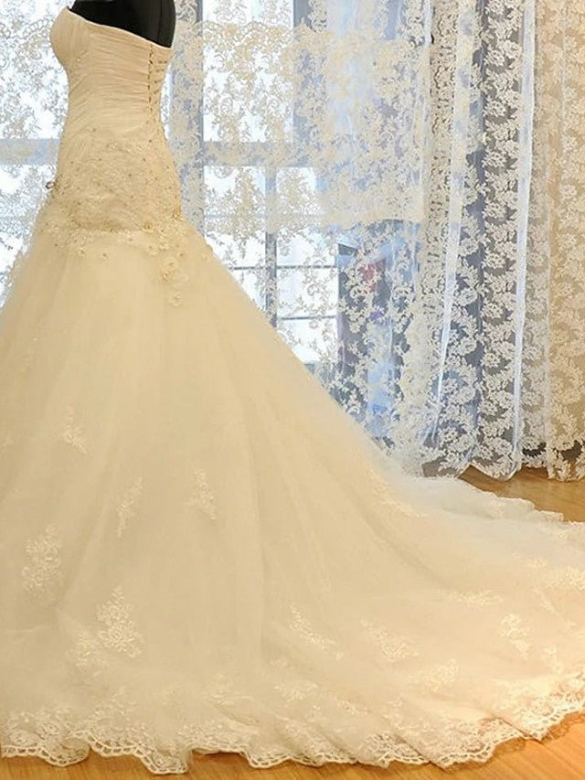 Vestidos de novia largos de sirena sin tirantes con cola de corte, de encaje y organza.