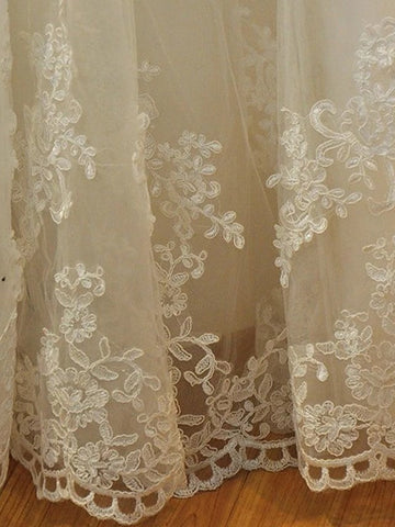 Vestidos de novia largos de sirena sin tirantes con cola de corte, de encaje y organza.