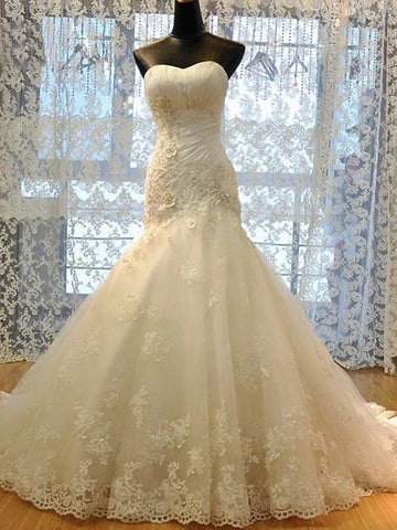 Vestidos de novia largos de sirena sin tirantes con cola de corte, de encaje y organza.