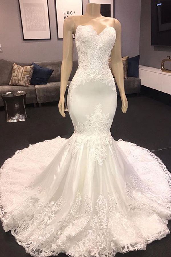 Robe de mariée sirène longue à décolleté cœur et applications de dentelle