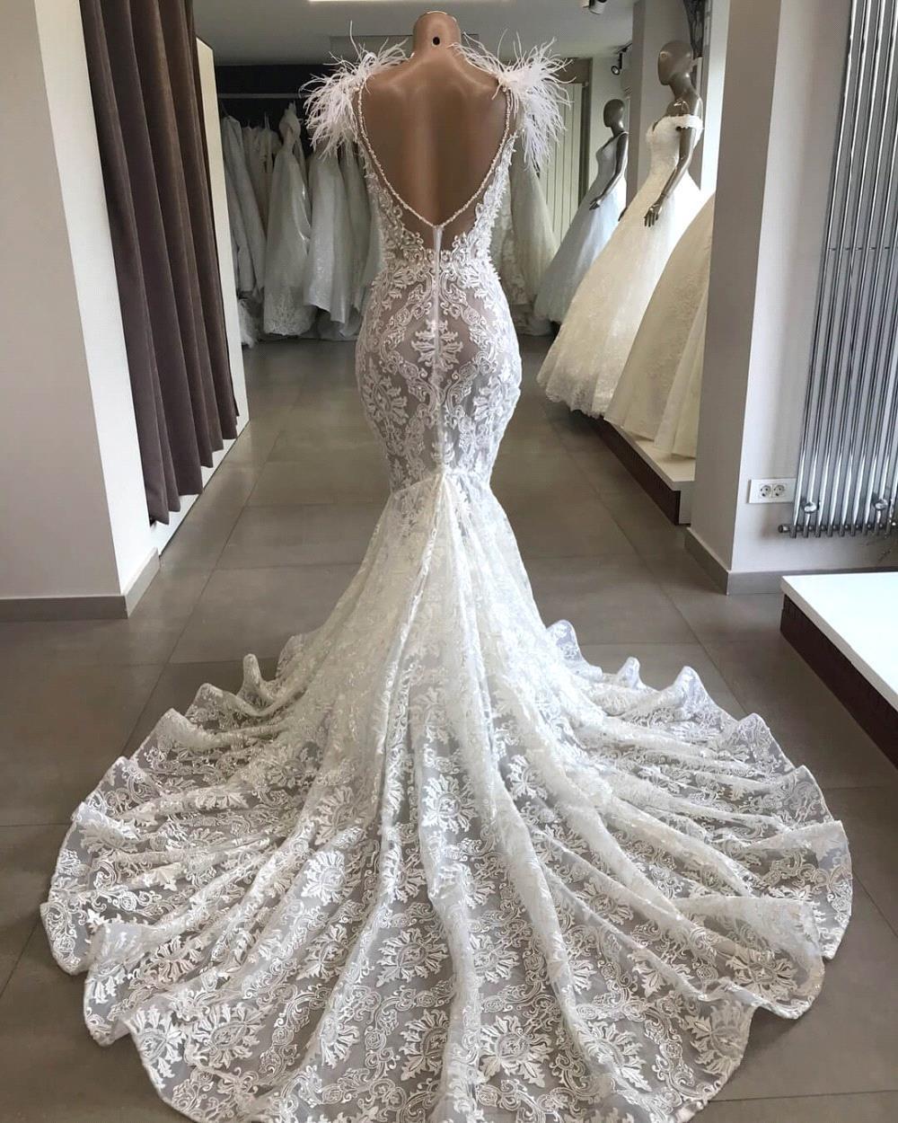 Robe de mariée sirène longue à décolleté cœur, ornée de perles et d'appliques en dentelle