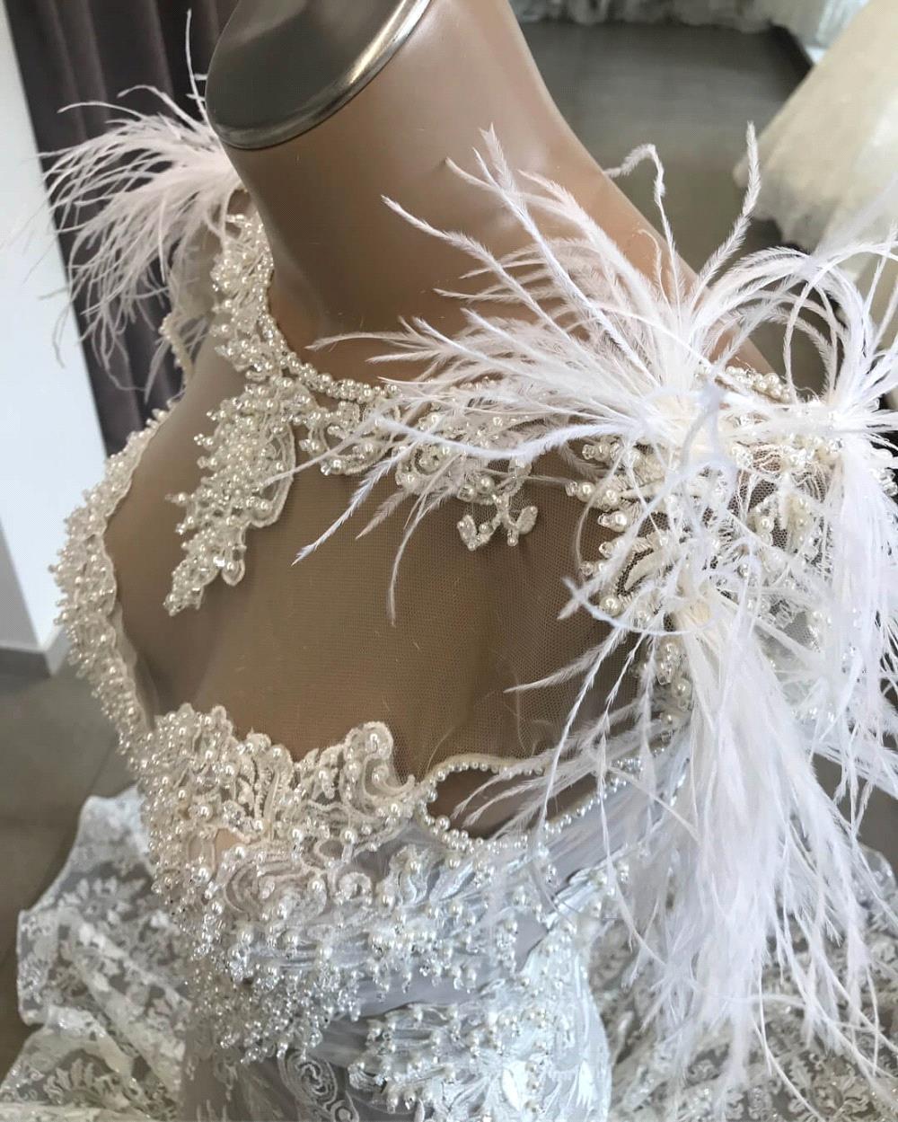 Robe de mariée sirène longue à décolleté cœur, ornée de perles et d'appliques en dentelle