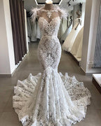 Robe de mariée sirène longue à décolleté cœur, ornée de perles et d'appliques en dentelle