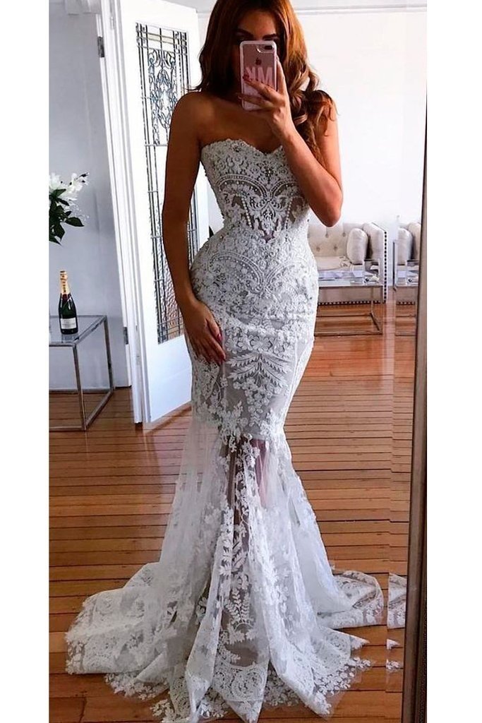 Robe de mariée sirène longue à décolleté cœur et applications de dentelle transparente