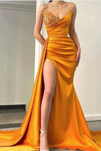 Vestido de fiesta largo de sirena con escote corazón, fruncido, de satén, con abertura frontal y cola lateral.