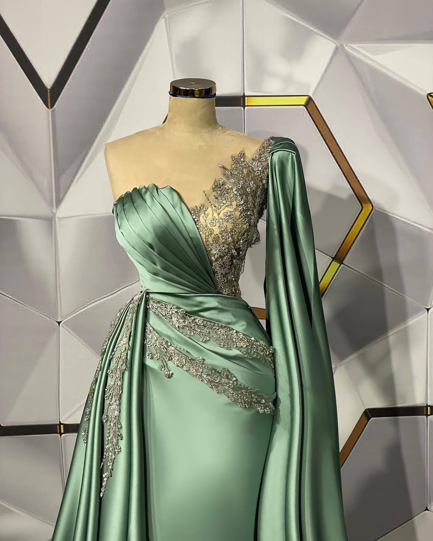 Robe de bal sirène longue en satin stretch avec décolleté cœur et traîne sur le côté
