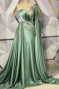 Robe de bal sirène longue en satin stretch avec décolleté cœur et traîne sur le côté