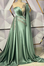 Robe de bal sirène longue en satin stretch avec décolleté cœur et traîne sur le côté