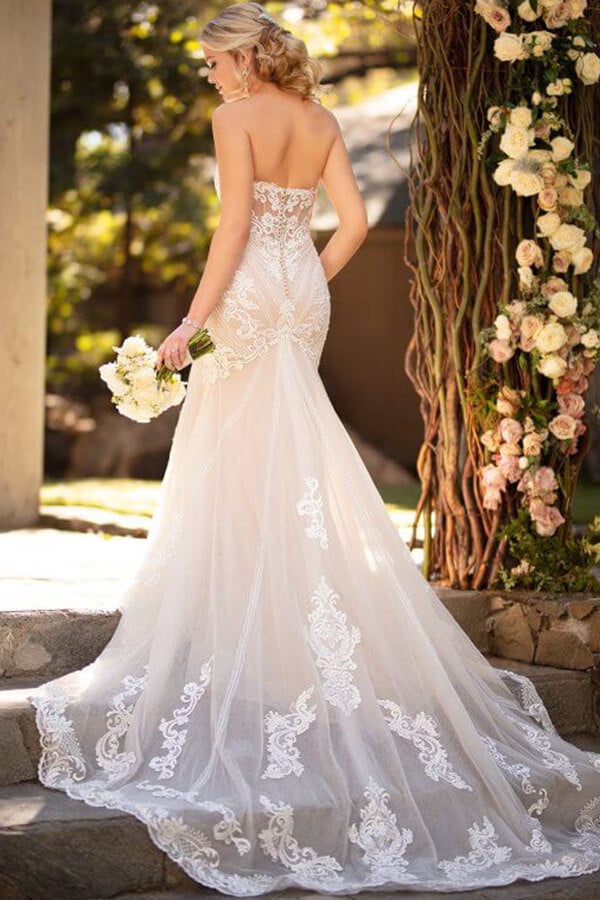 Vestido de novia largo de sirena con escote corazón, tul y cola de capilla