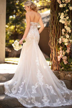 Vestido de novia largo de sirena con escote corazón, tul y cola de capilla