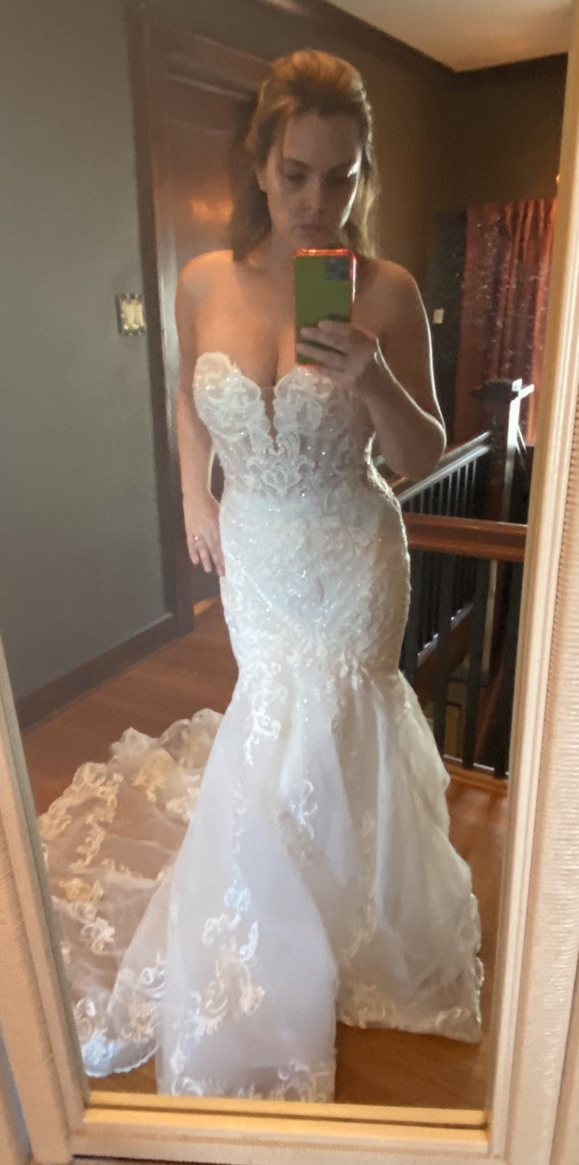 Vestido de novia largo de sirena con escote corazón, tul y cola de capilla