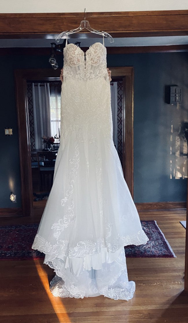 Vestido de novia largo de sirena con escote corazón, tul y cola de capilla