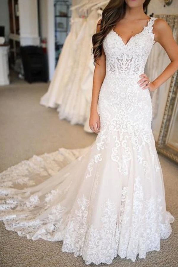 Vestidos de novia largos de sirena con escote corazón y apliques de encaje.